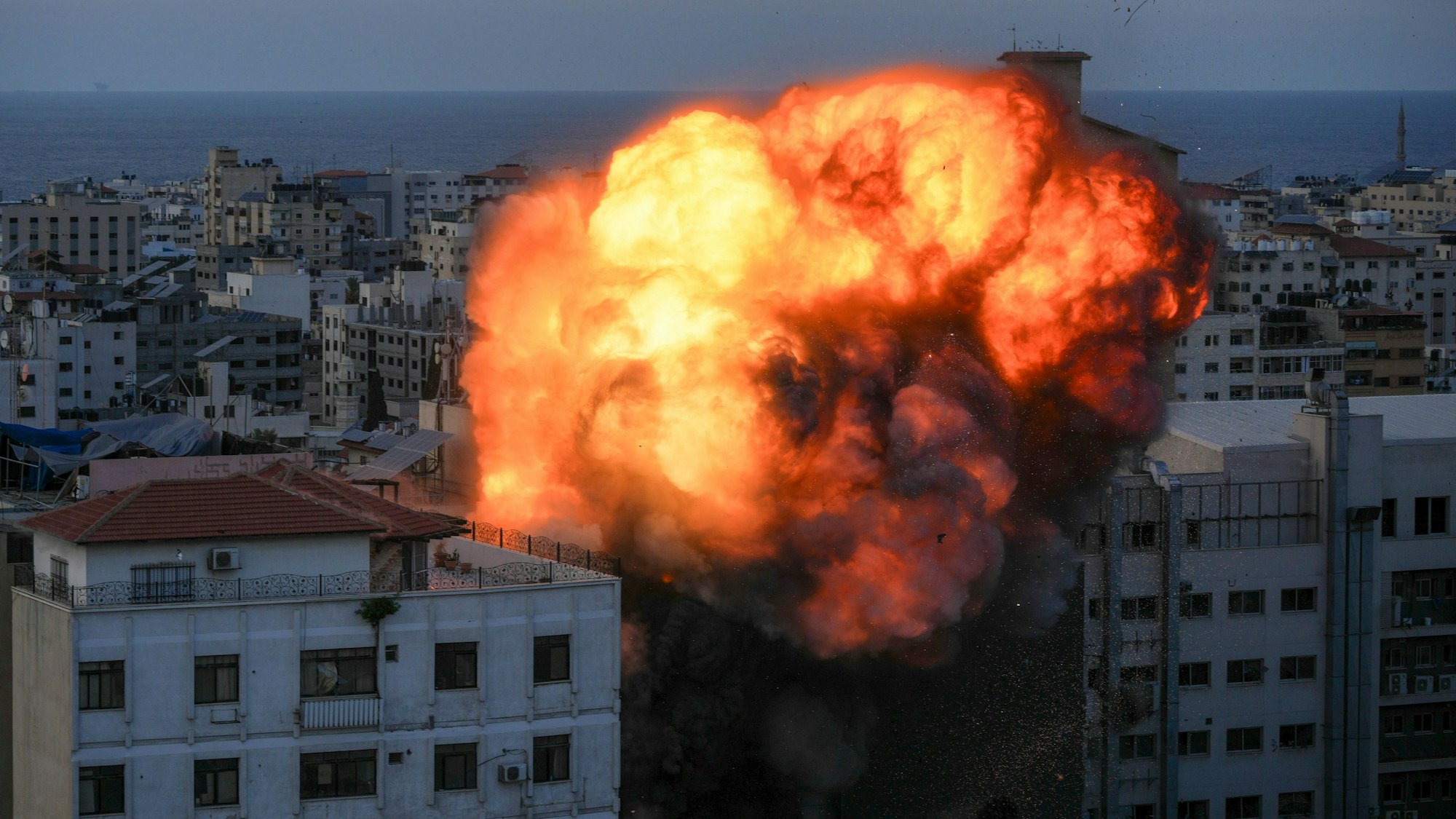 Feuer und Rauch steigen nach einem israelischen Luftangriff auf. Die israelische Luftwaffe fliegt nach dem Großangriff der Terrorgruppe Hamas weiterhin Angriffe auf den Gazastreifen.