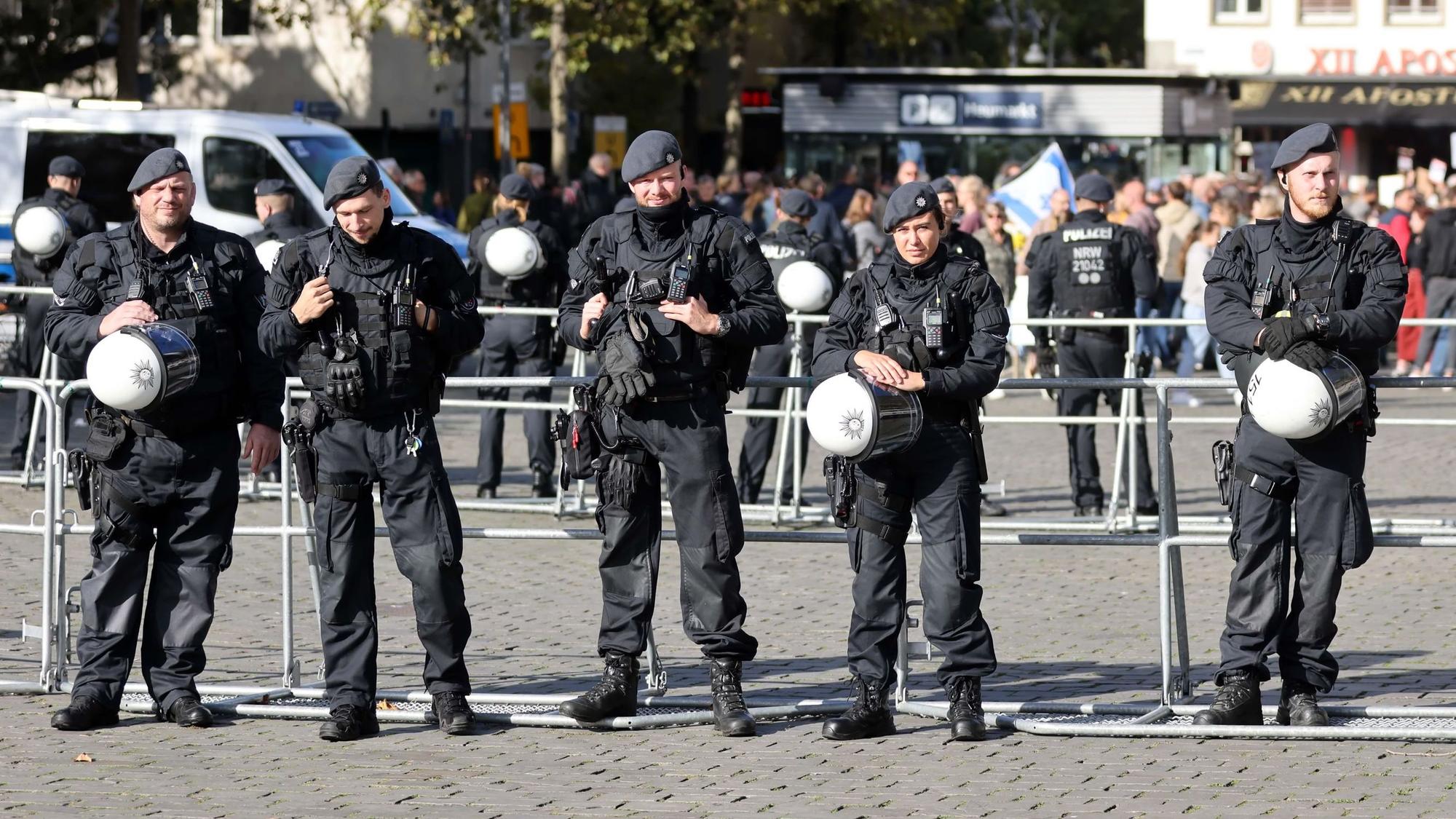 Polizisten bei einer Demo auf dem Heumarkt.