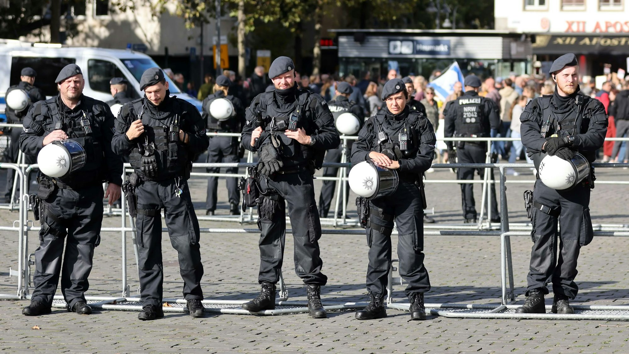Polizisten bei einer Demo auf dem Heumarkt.