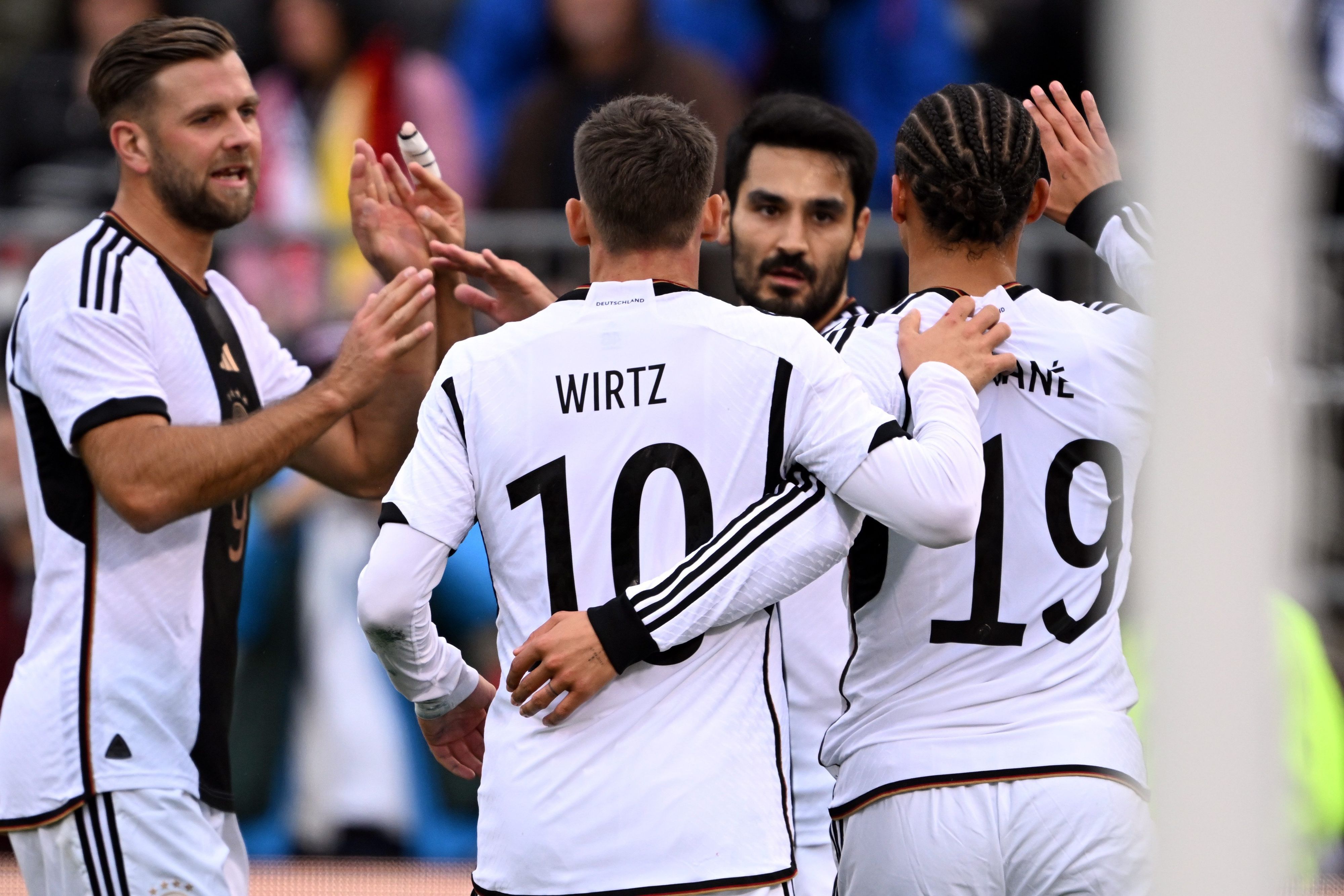 Das DFB-Team bejubelt das Tor zum 1:1 von Ilkay Gündogan (hinten, 2.v.r.).