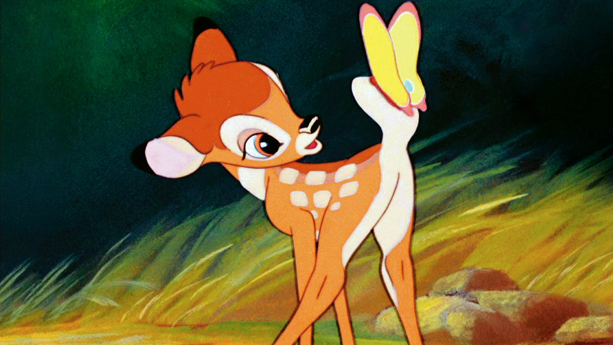 Die Zeichentrickfigur Bambi aus dem gleichnamigen Film von Disney aus dem Jahr 1942 bestaunt einen Schmetterling.