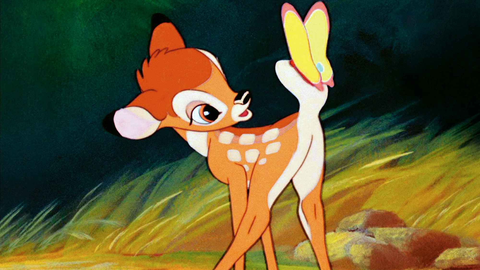 Die Zeichentrickfigur Bambi aus dem gleichnamigen Film von Disney aus dem Jahr 1942 bestaunt einen Schmetterling.
