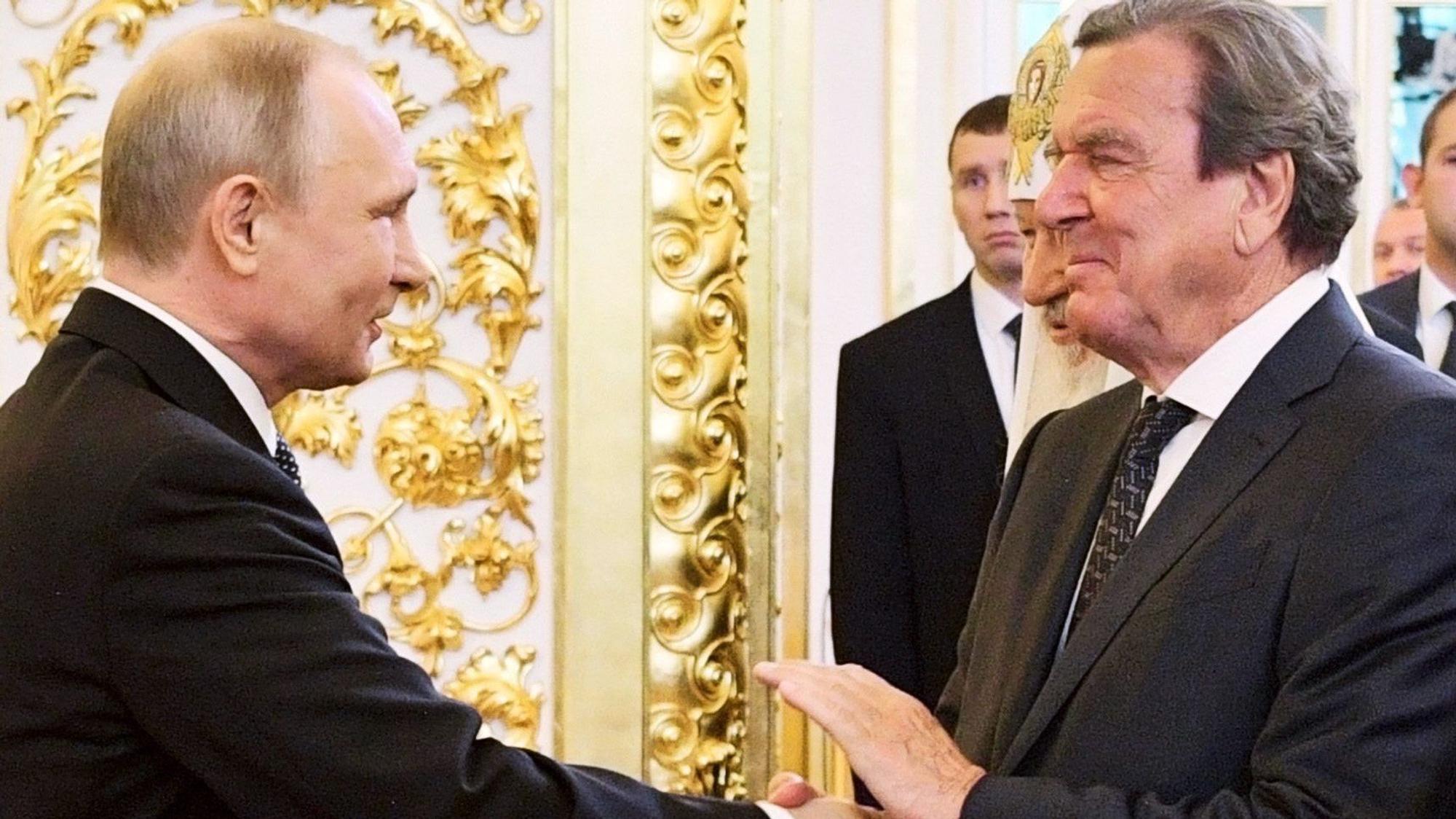 ARCHIV - 07.05.2018, Russland, Moskau: Das von der staatlichen russischen Nachrichtenagentur Sputnik veröffentlichte Poolfoto zeigt Gerhard Schröder (r), ehemaliger deutscher Bundeskanzler, gibt Wladimir Putin (l), Präsident von Russland, bei dessen vierter Amtseinführung im Kreml die Hand. Schröder ist in Moskau, um mit Putin Gespräche über den Ukraine-Krieg zu führen. Nach dpa-Informationen fand ein erstes Gespräch zwischen Schröder und Putin am Donnerstag statt. (zu dpa: «Schröder zu Gesprächen mit Putin über Ukraine-Krieg in Moskau») Foto: Alexei Druzhinin/POOL SPUTNIK KREMLIN via AP/dpa +++ dpa-Bildfunk +++