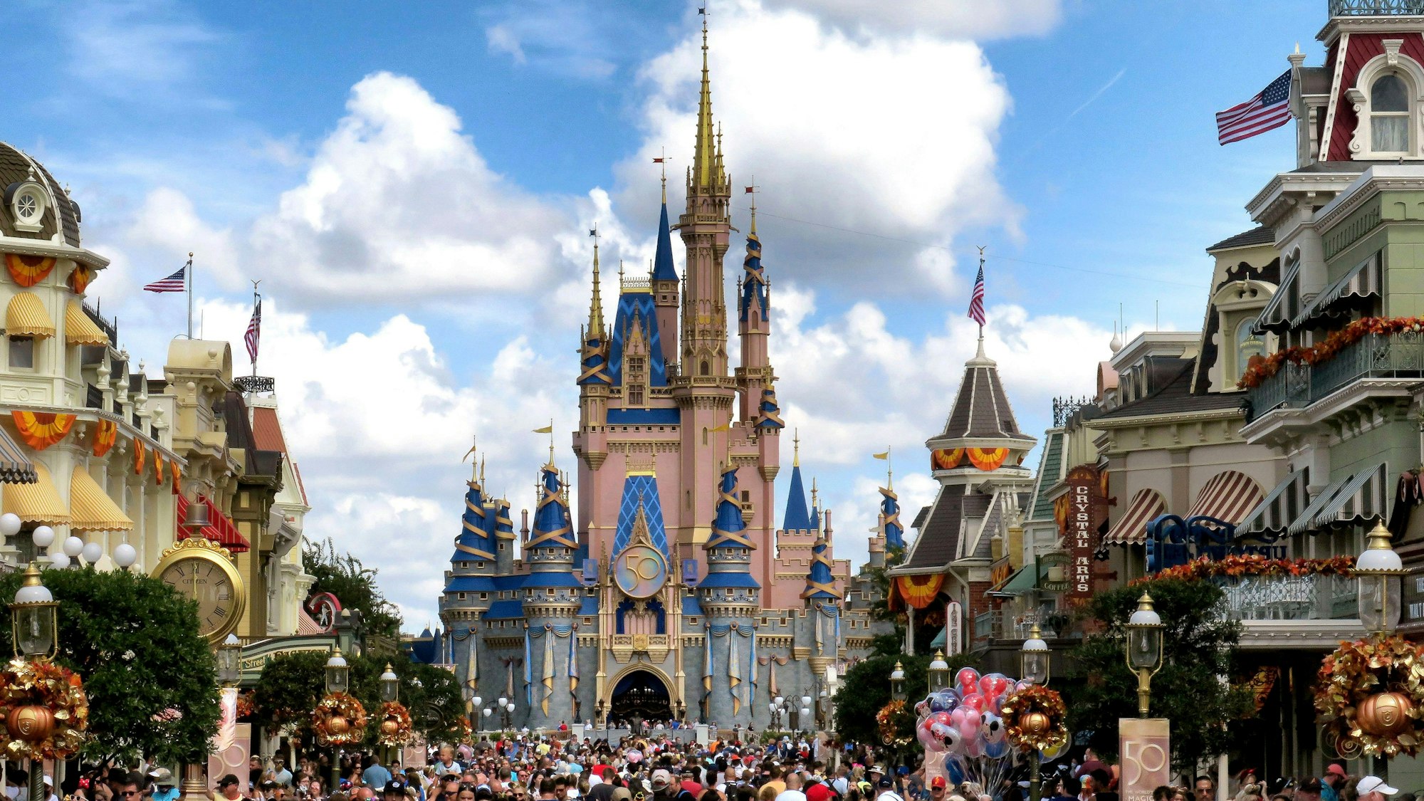 Menschenmenge auf der Main Street USA vor dem Cinderella Castle in Disney World in Lake Buena Vista.