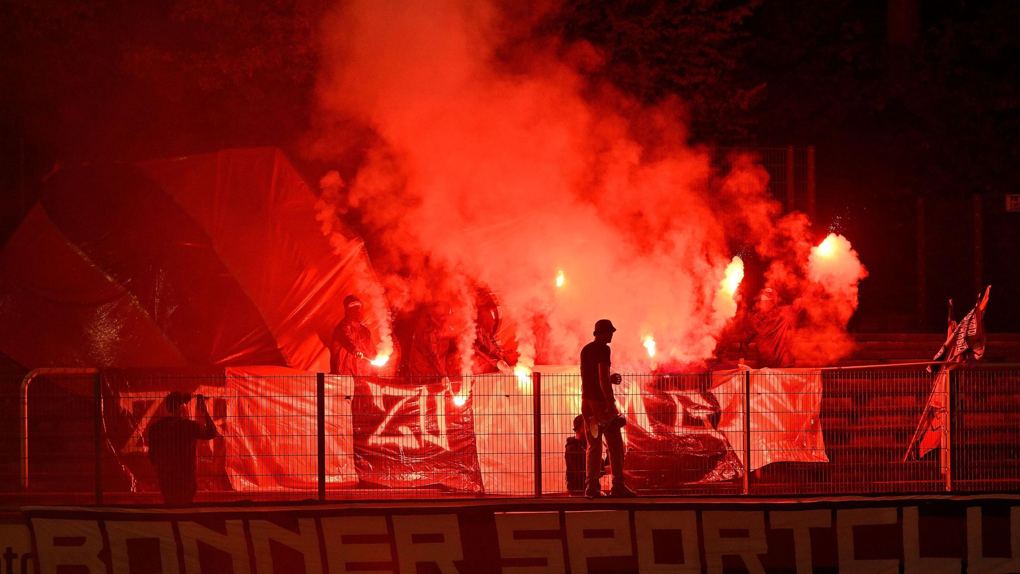 Im Block brennen Gästefans Pyrotechnik ab