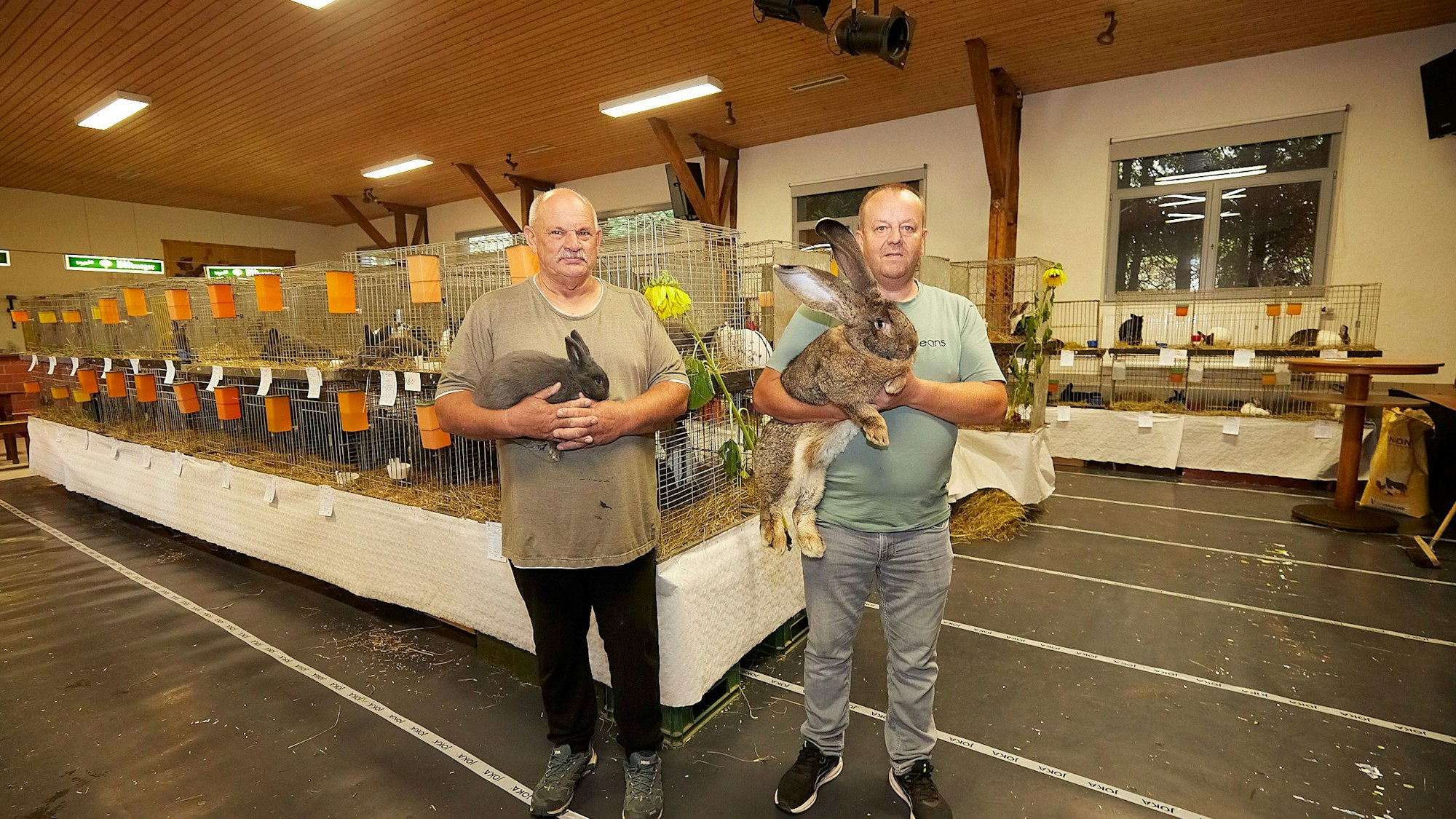 Bruno Surrey und Rafael Konkol zeigen jeweils eines ihrer Tiere.