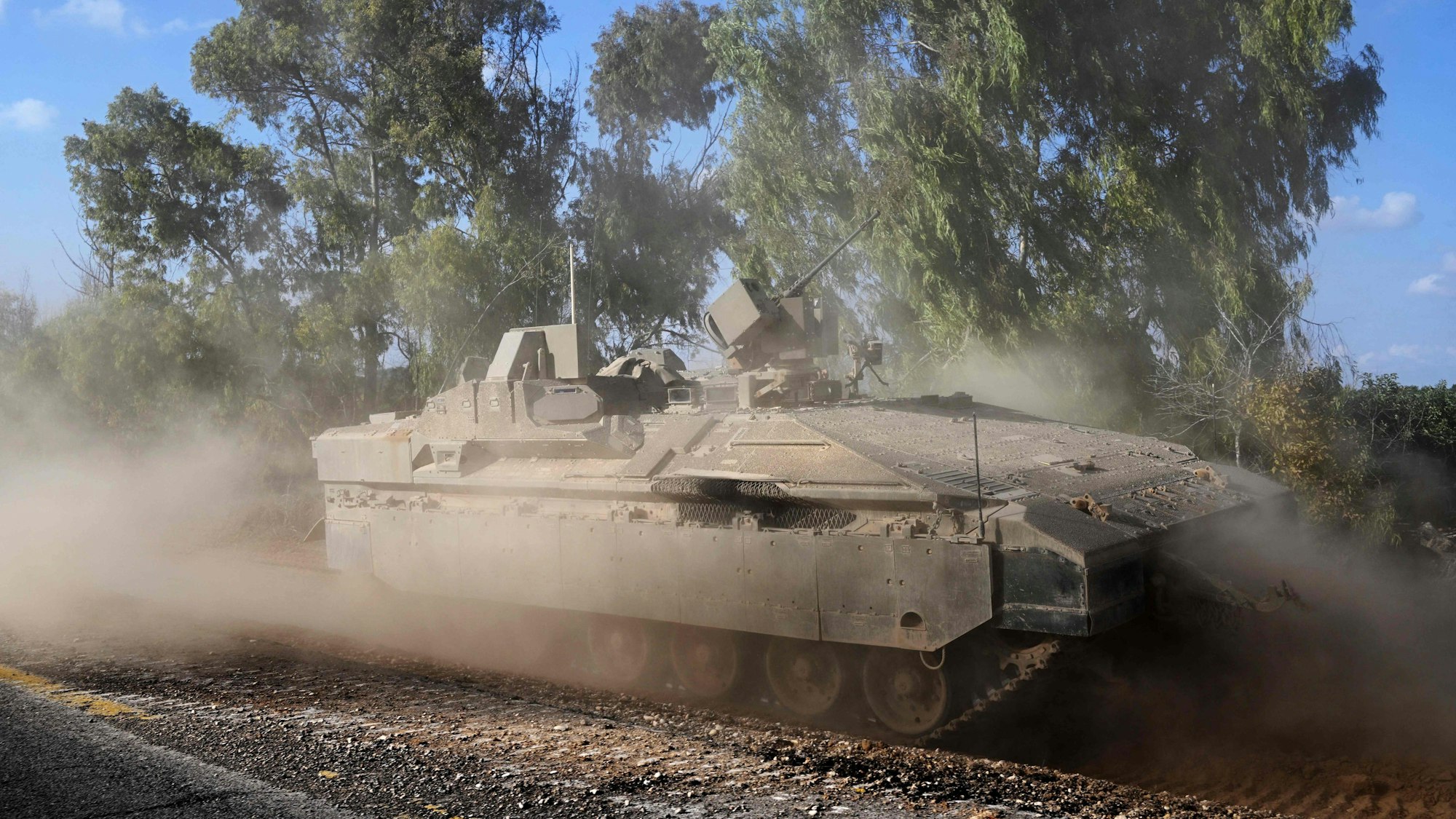 Ein israelischer Panzer rollt am 15. Oktober 2023 an einer ungenannten Stelle im Süden Israels auf die Grenze zum Gazastreifen zu.