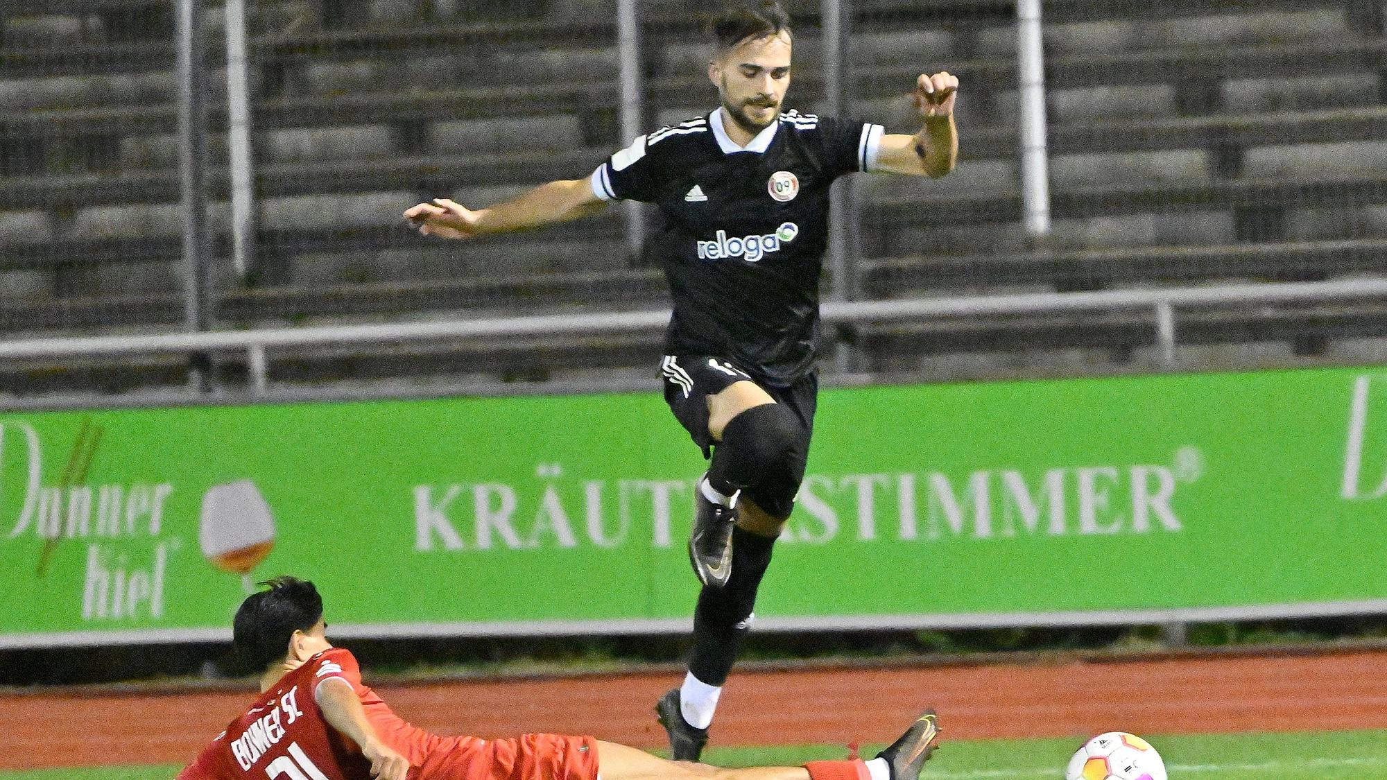 Thomas Idel springt über das Bein seines Gegenspielers.