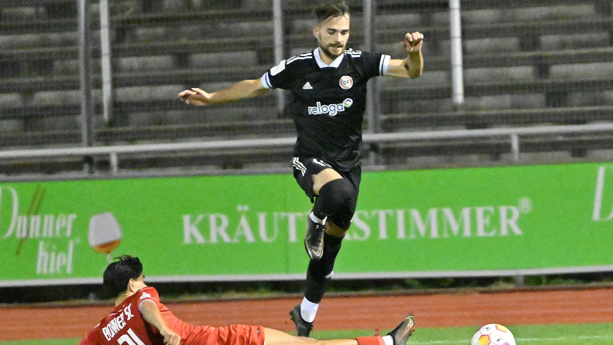 Thomas Idel springt über das Bein seines Gegenspielers.