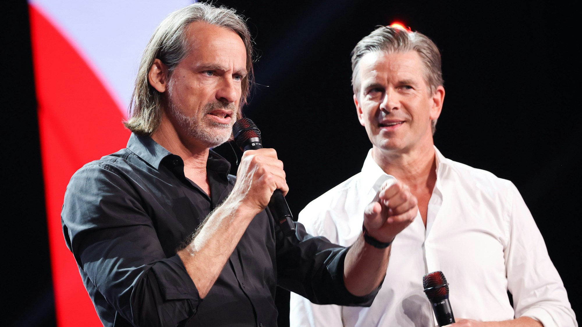 Markus Lanz (r), Moderator und Journalist, und Richard David Precht, Philosoph und Publizist, bei einem Gespräch auf einer Bühne der Digital-Messe Online Marketing Rockstars OMR in den Messehallen.