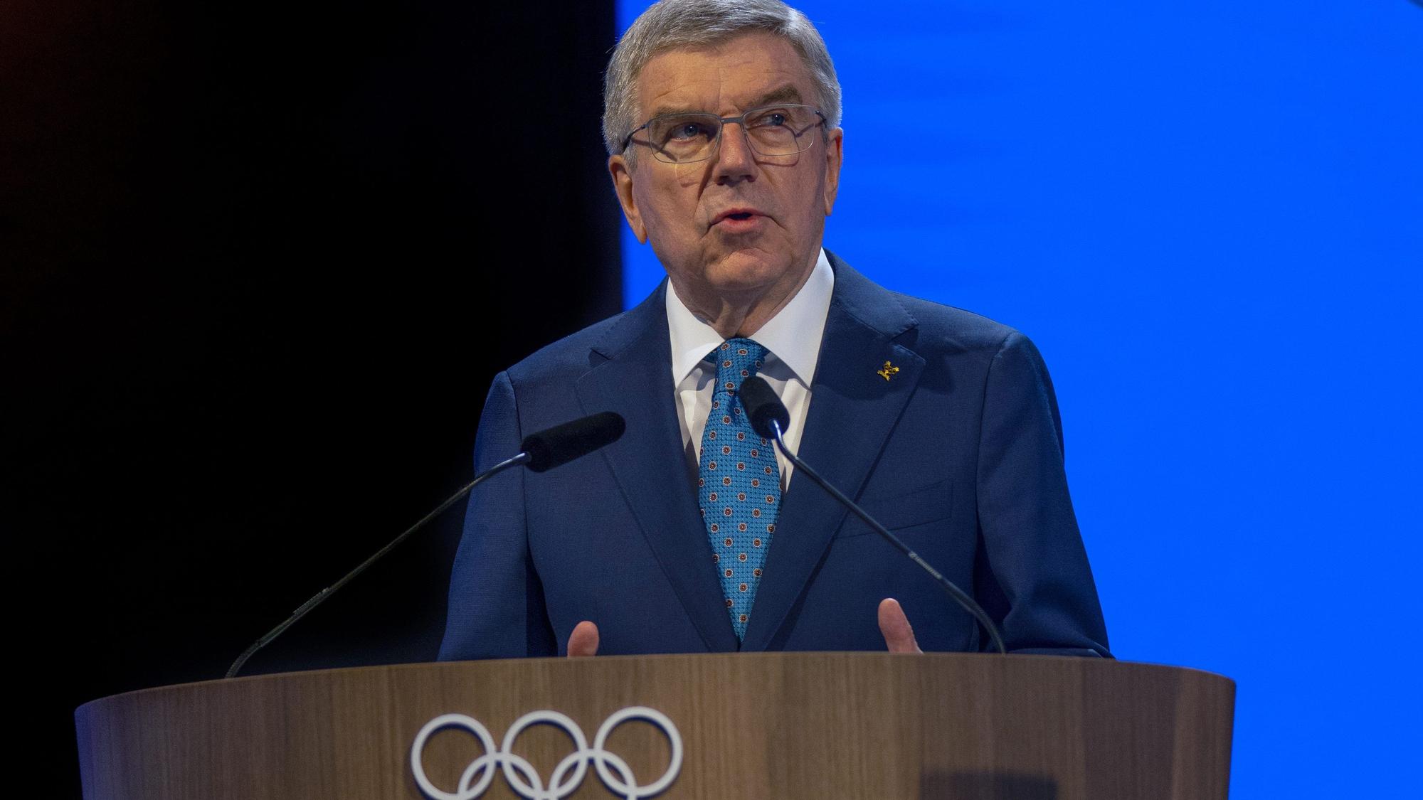 Thomas Bach (M), Präsident des Internationalen Olympischen Komitees (IOC), spricht am ersten Tag der 141. IOC-Session.