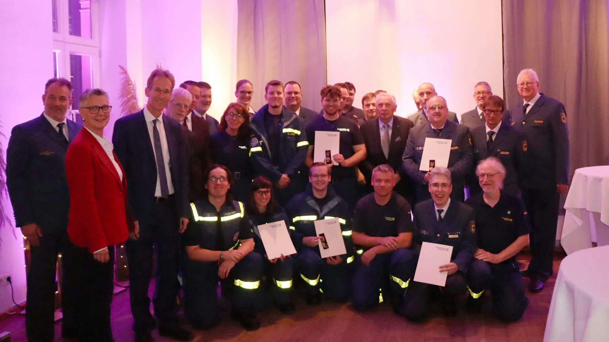 Auf dem Bild sind die Fluthelfer des THW Brühl zu sehen, die während der Flutkatastrophe im Einsatz waren und nun geehrt wurden.