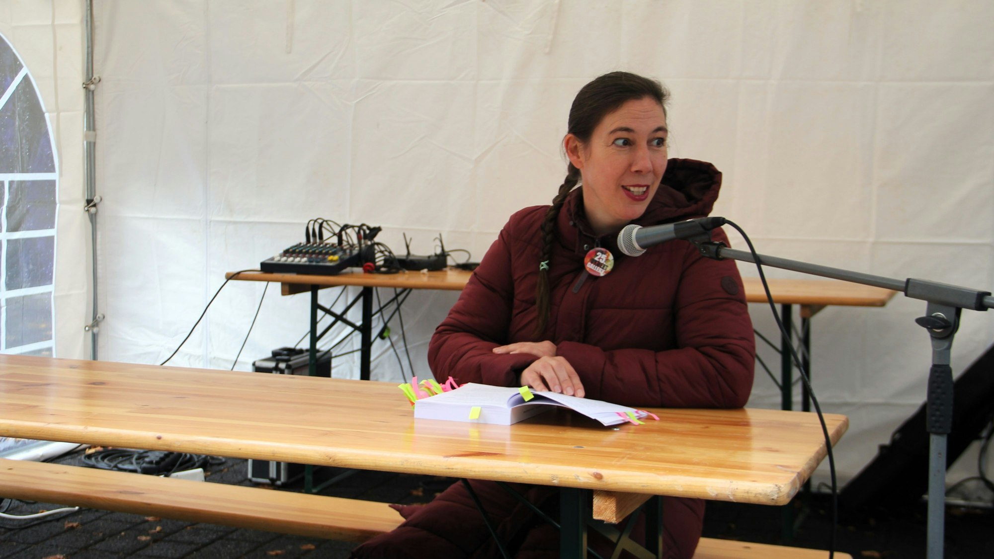 Autorin Raphaela Nießen las im Künstlerviertel aus ihrem Roman vor.