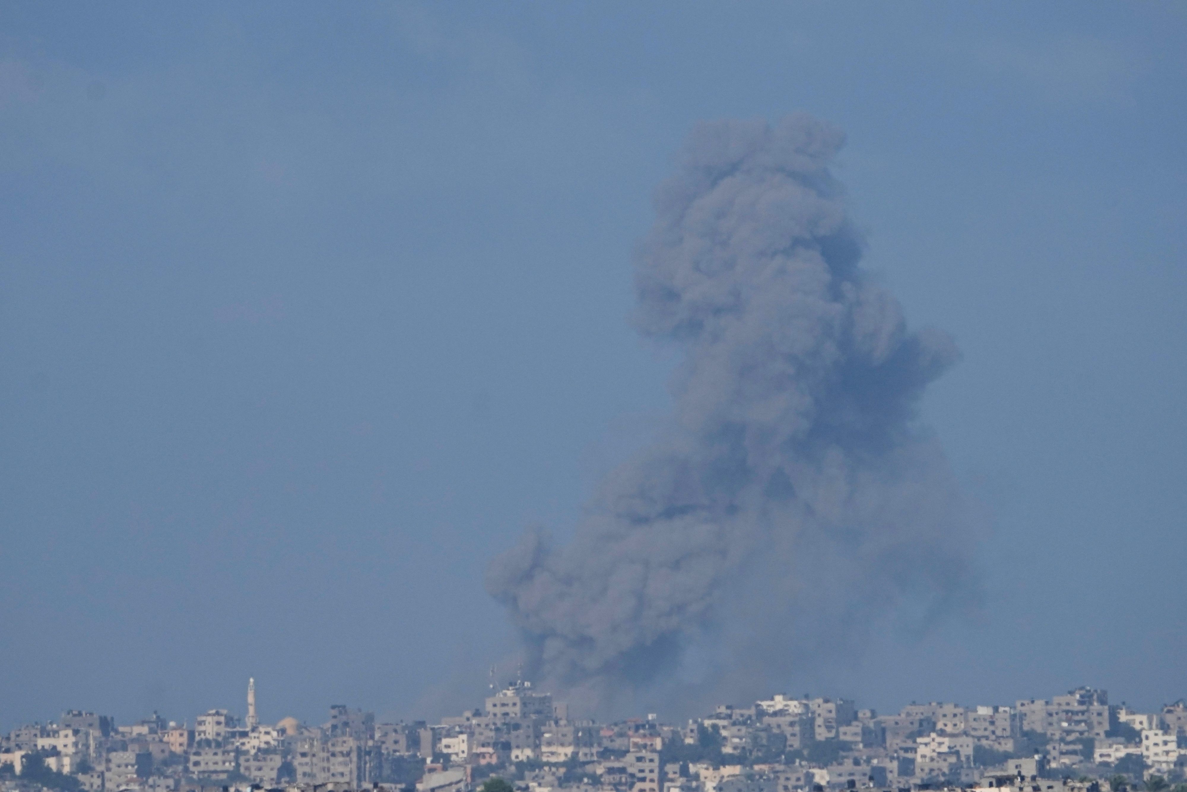 Rauch steigt nach einem israelischen Luftangriff im Gazastreifen auf, vom Süden Israels aus gesehen.