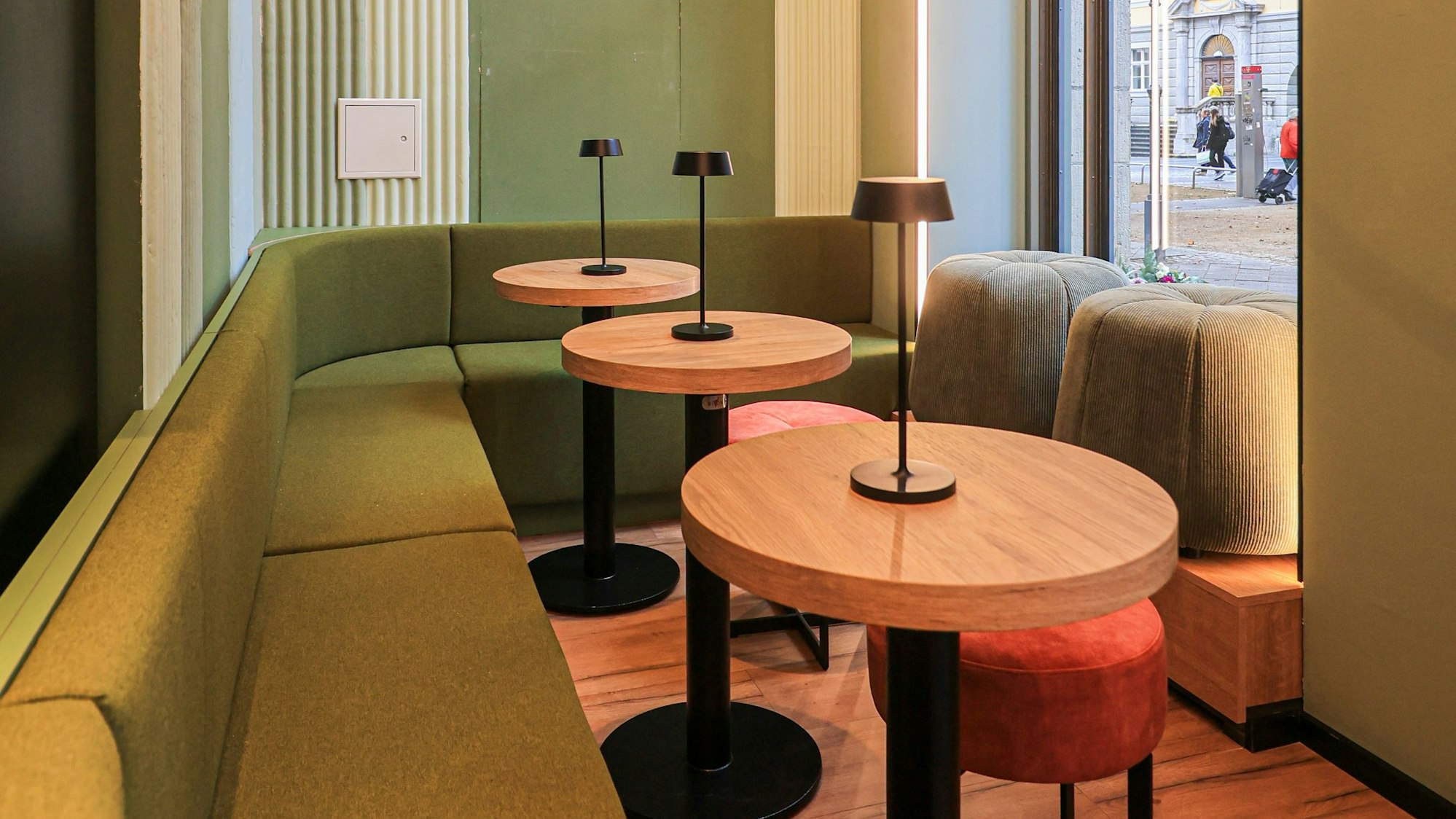 Blick auf eine Sitzgruppe im Café Nova.