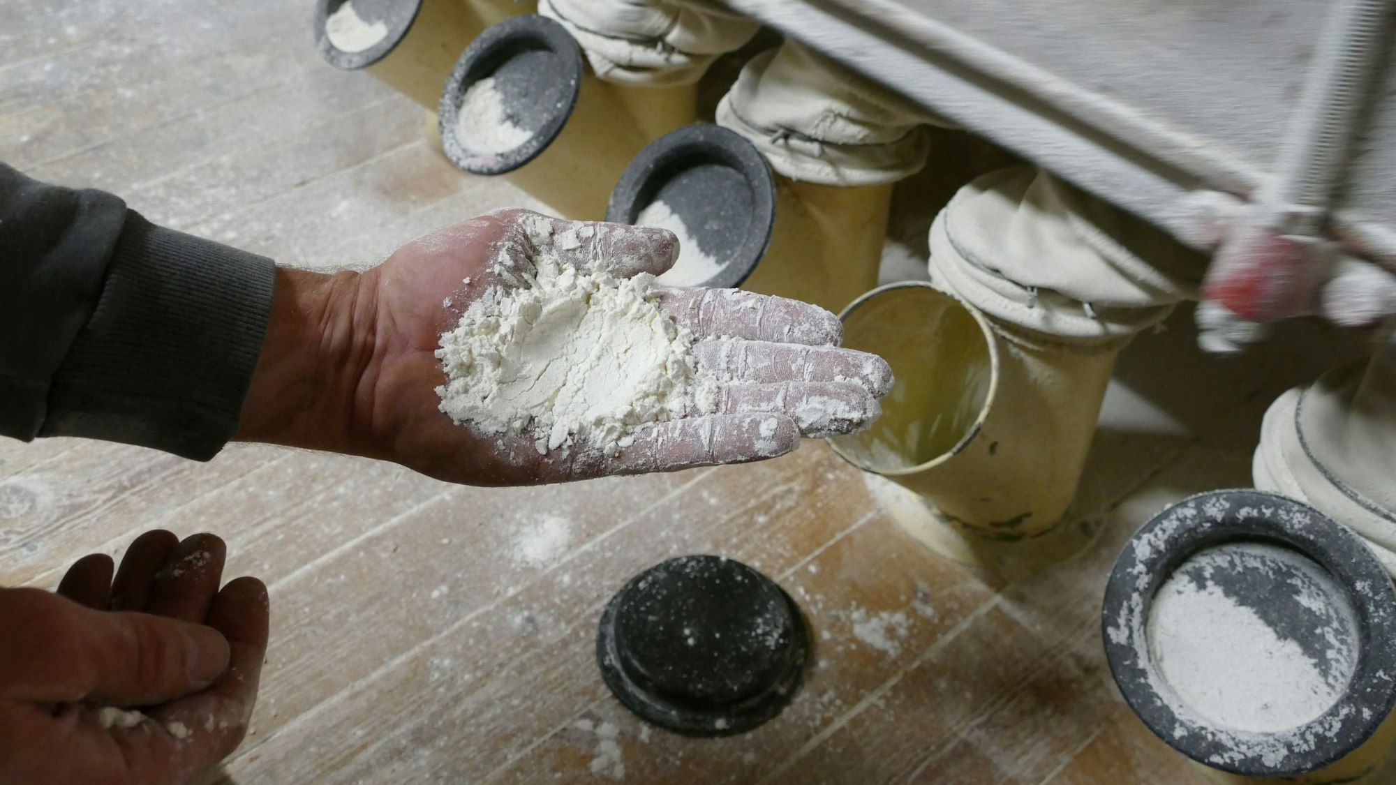 Das fertige Mehl, das aus dem Plansichter kommt.