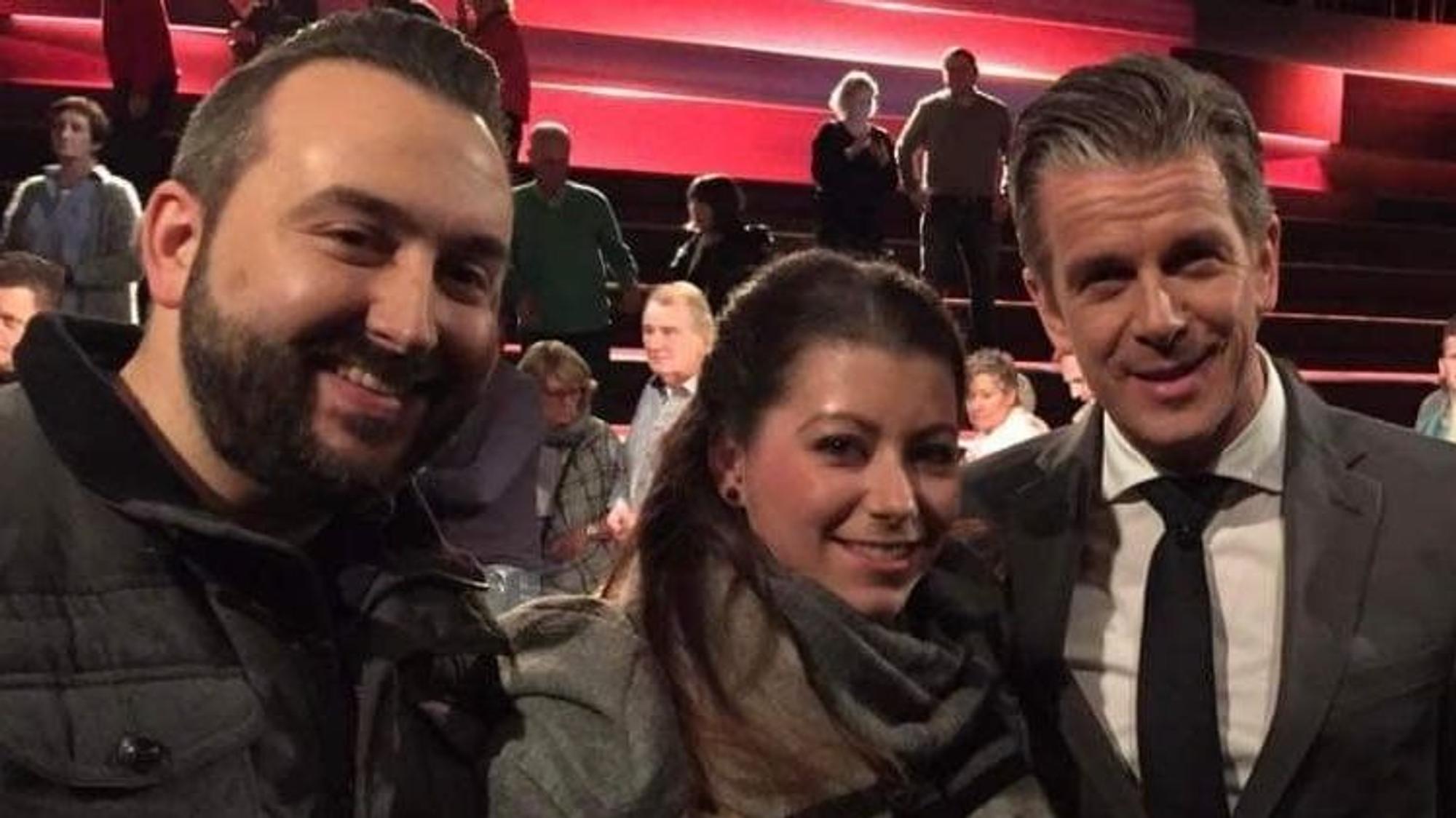Das Bild aus dem Fernsehstudio zeigt Steven und Nici Gross mit Fernsehmoderator Markus Lanz.