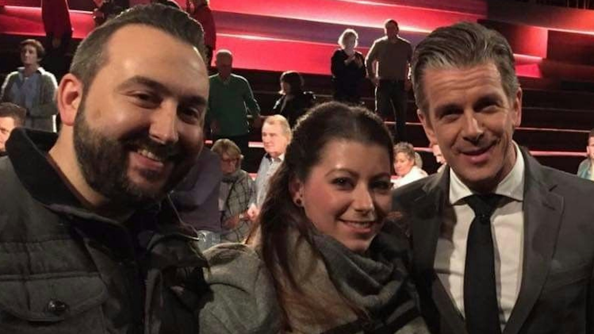 Das Bild aus dem Fernsehstudio zeigt Steven und Nici Gross mit Fernsehmoderator Markus Lanz.