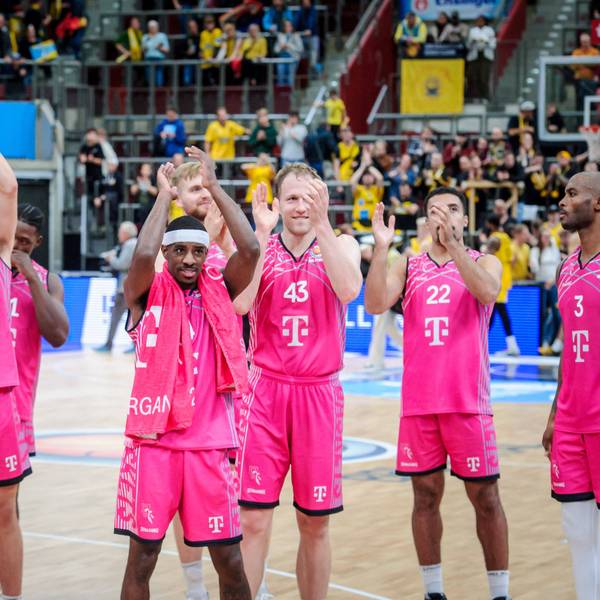 Jubel bei den Baskets über den Einzug ins Pokal-Viertelfinale: Die Spieler Applaudieren erfreut in Richtung des Publikums.