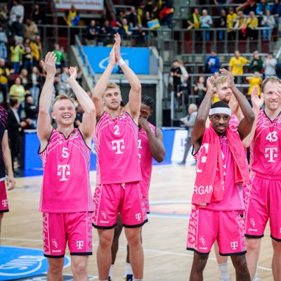 Jubel bei den Baskets über den Einzug ins Pokal-Viertelfinale: Die Spieler Applaudieren erfreut in Richtung des Publikums.