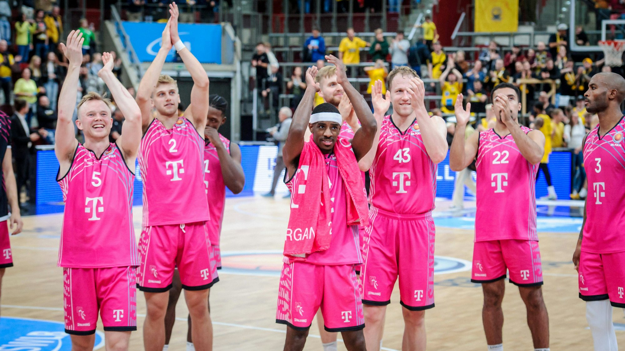 Jubel bei den Baskets über den Einzug ins Pokal-Viertelfinale: Die Spieler Applaudieren erfreut in Richtung des Publikums.