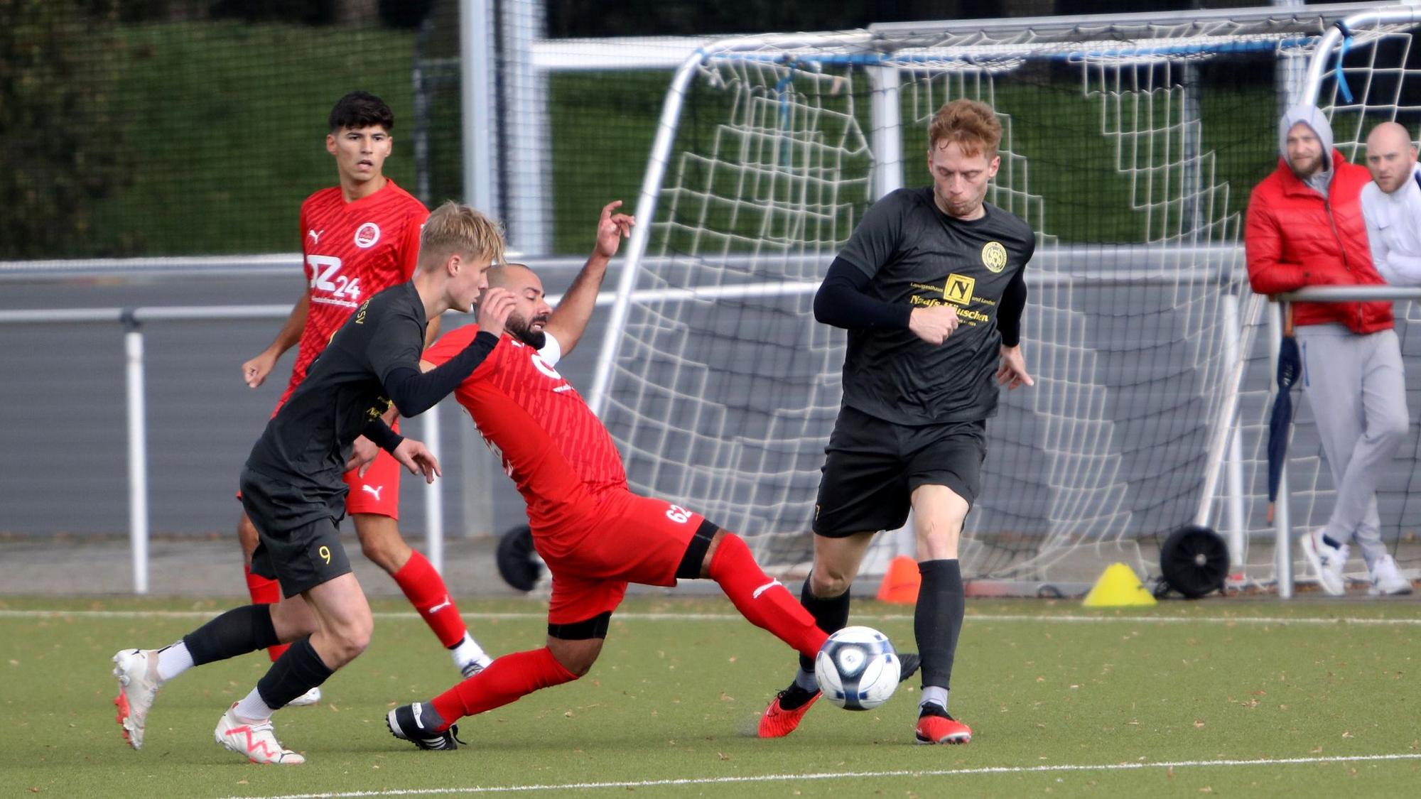 Aller Einsatz umsonst: Okan Polat (am Ball) und der 1. FC Niederkassel gehen leer aus.