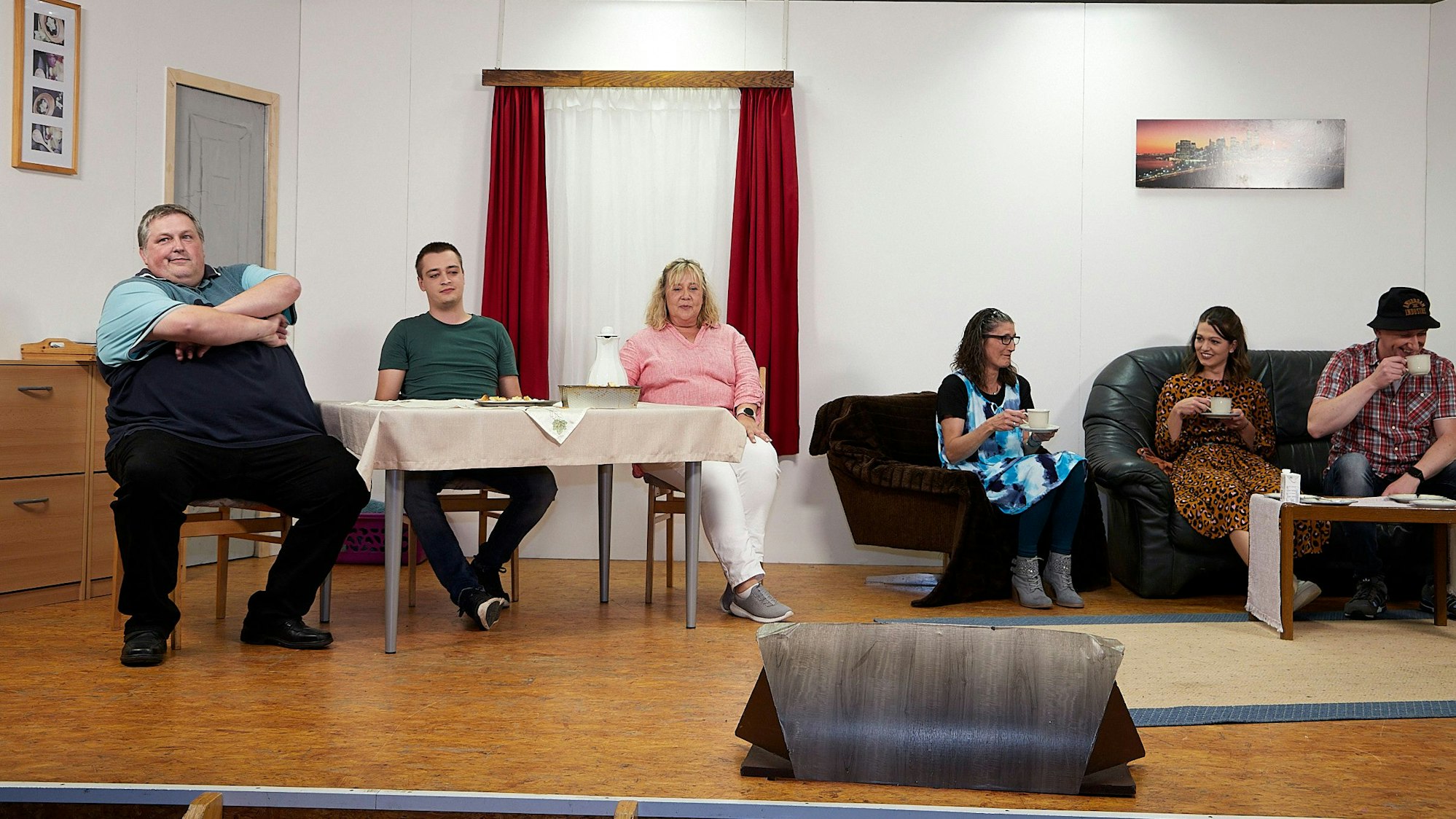 Das Bild zeigt einige der Schauspieler während einer Szene auf der Bühne.