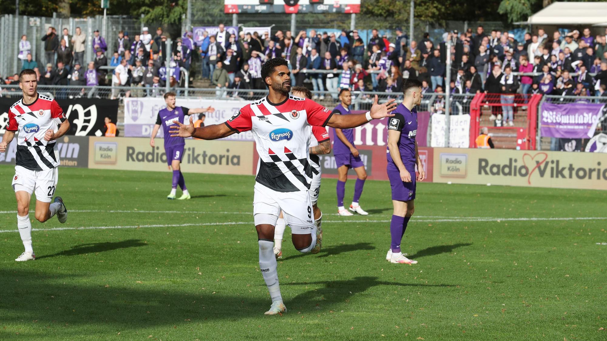 FC Viktoria Köln vs. FC Erzgebirge Aue, 3. Liga, Jubel nach dem Tor zum 2:2 Ausgleich in der 93. Minute durch Andre Becker (Viktoria), 14.10.2023, Bild: Herbert Bucco