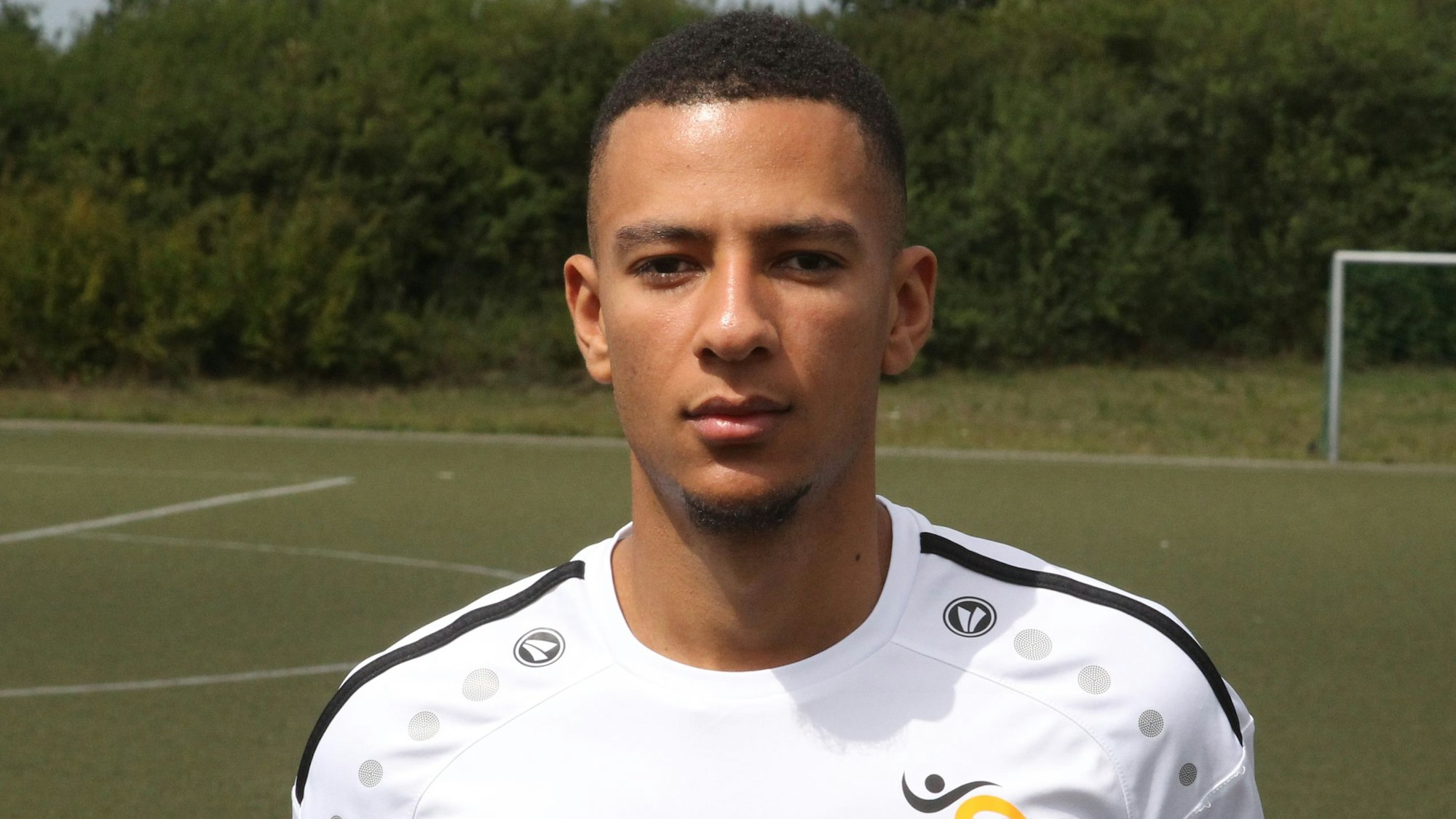 Nachwone Zio vom TuS Mondorf vergab eine dicke Chance.