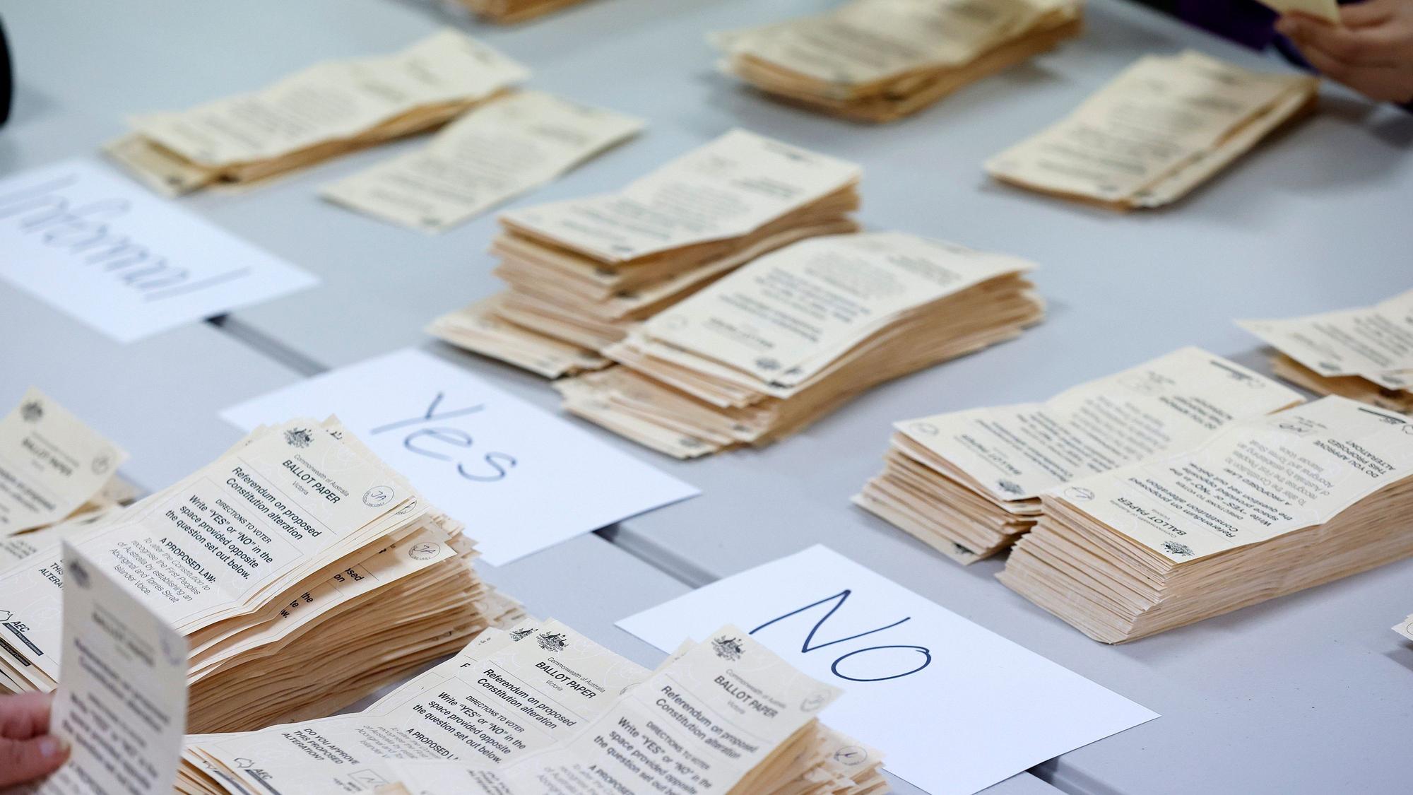 14.10.2023, Australien, Melbourne: Wahlzettel werden in einem Auszählungszentrum in Melbourne ausgezählt. Australien stimmt am Samstag in einer historischen Volksbefragung über ein größeres politisches Mitspracherecht für die indigene Bevölkerung ab.