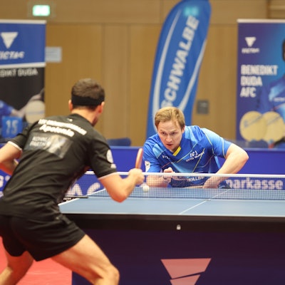 Bergneustadts Benedikt Duda spielt den Ball Tiago Apolonia entgegen.