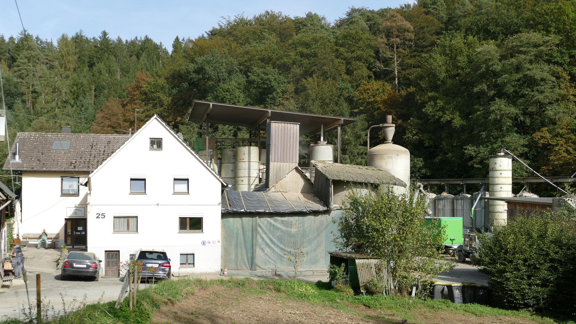 Eine Mühle in der Außenansicht.
