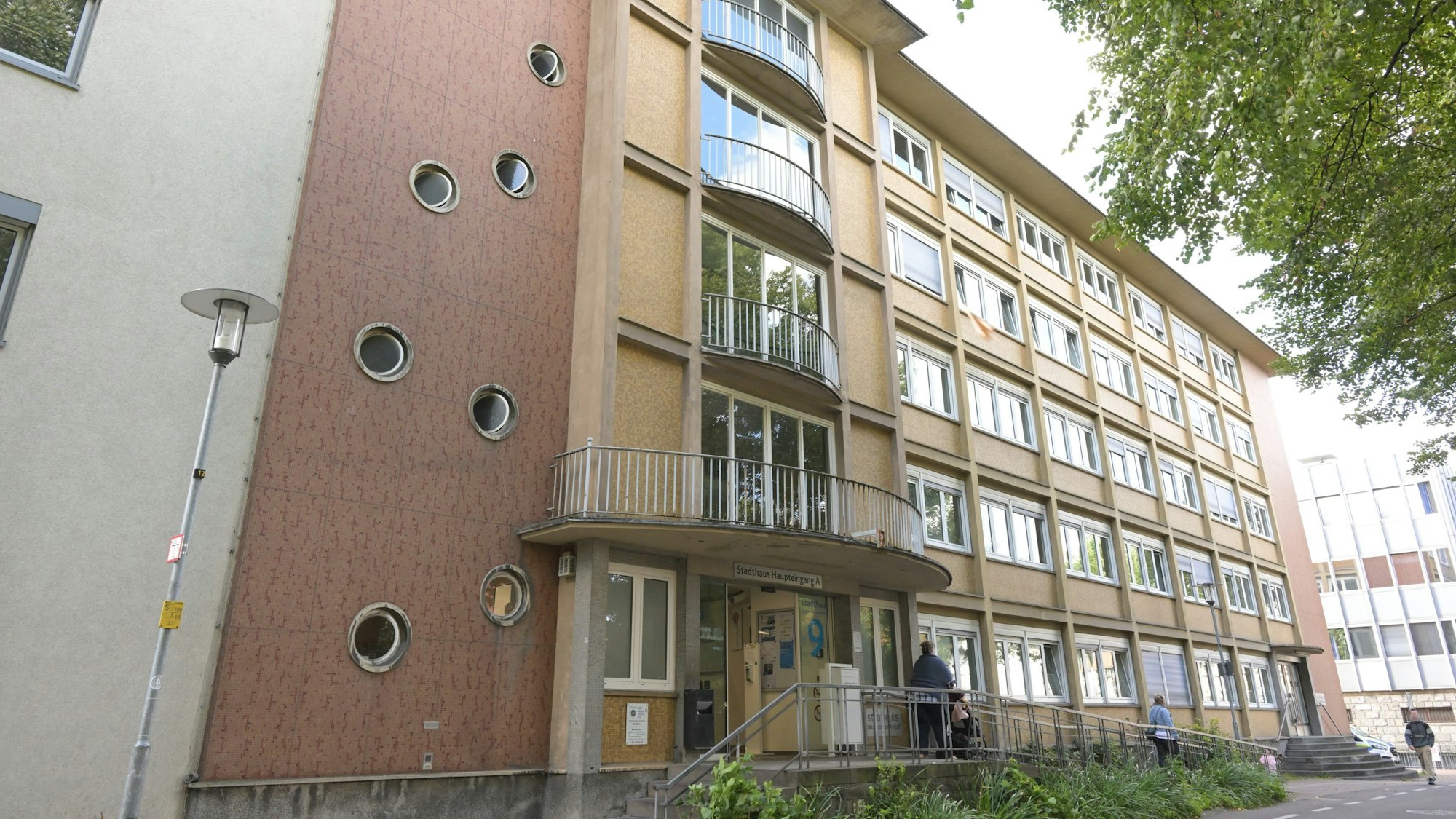 Ein Bürohaus aus den 1950er Jahren mit breiten Fensterfronten, Bullaugen und geschwungenen Balustraden.