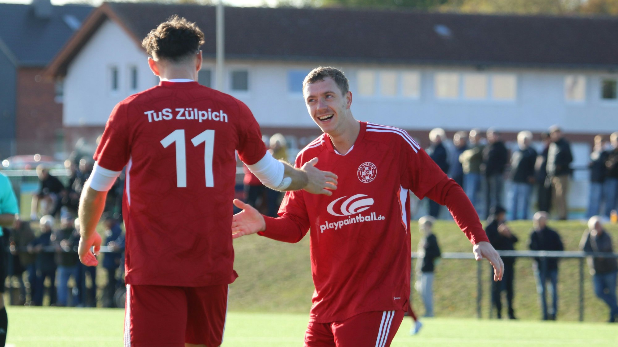 Dominik Spies vom TuS Zülpich klatscht sich mit Luca Ohrem ab.