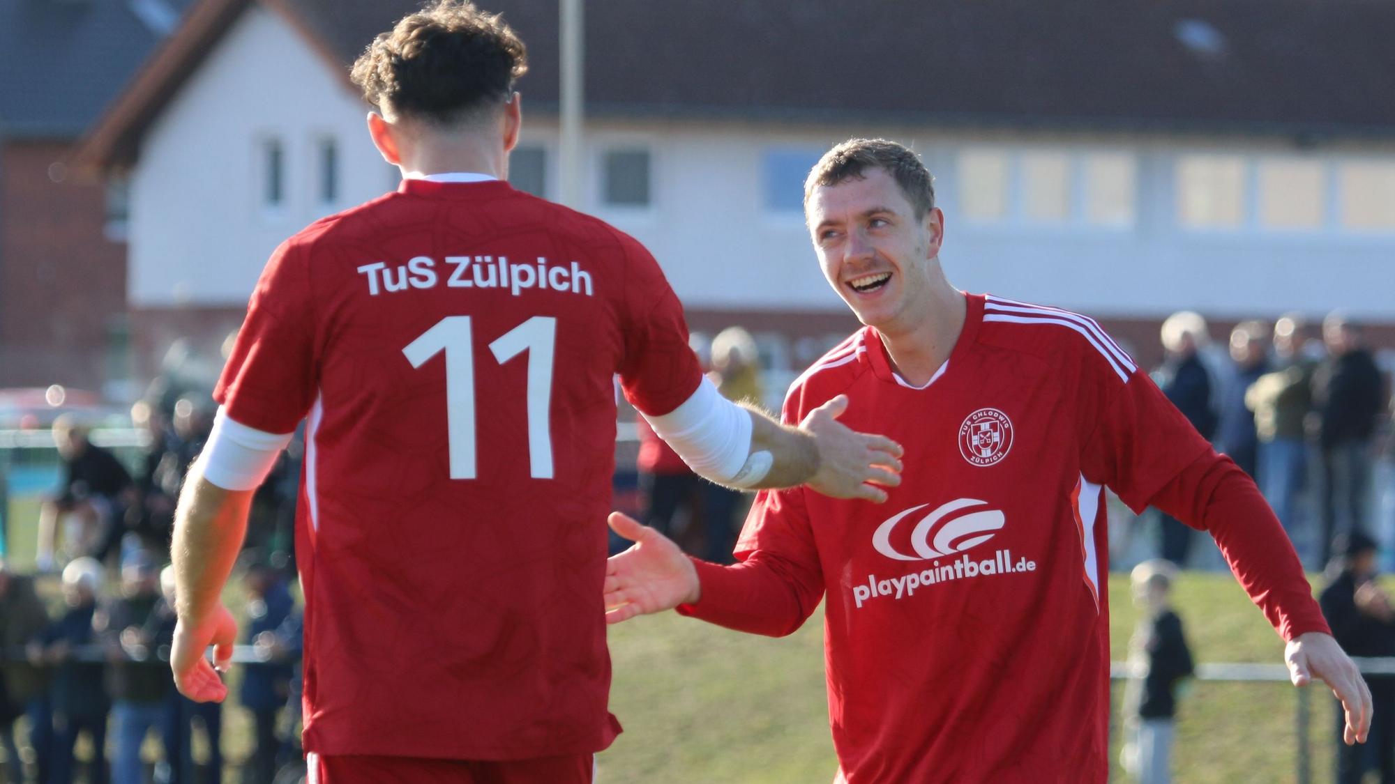 Dreifach-Torschütze Dominik Spies klatscht mit einem Mitspieler ab.