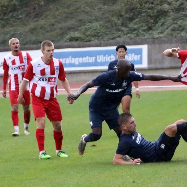 Ausgerutscht: Der SSV 04 um Joran Sobiech (am Boden) verpasst auch im Derby gegen den FC Hennef den Befreiungsschlag.