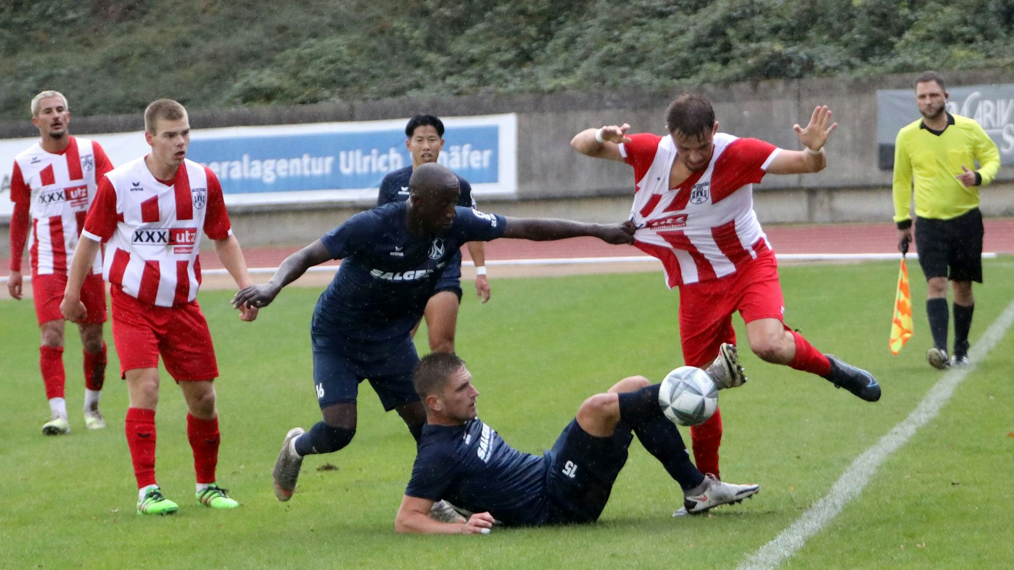 Ausgerutscht: Der SSV 04 um Joran Sobiech (am Boden) verpasst auch im Derby gegen den FC Hennef den Befreiungsschlag.