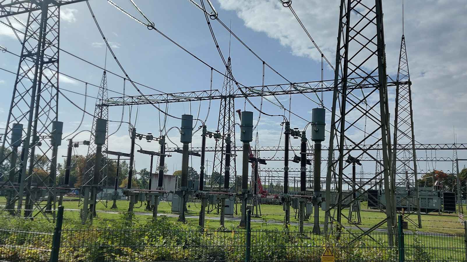 Blick auf das bereits vorhandene Umspannwerk an der B51.