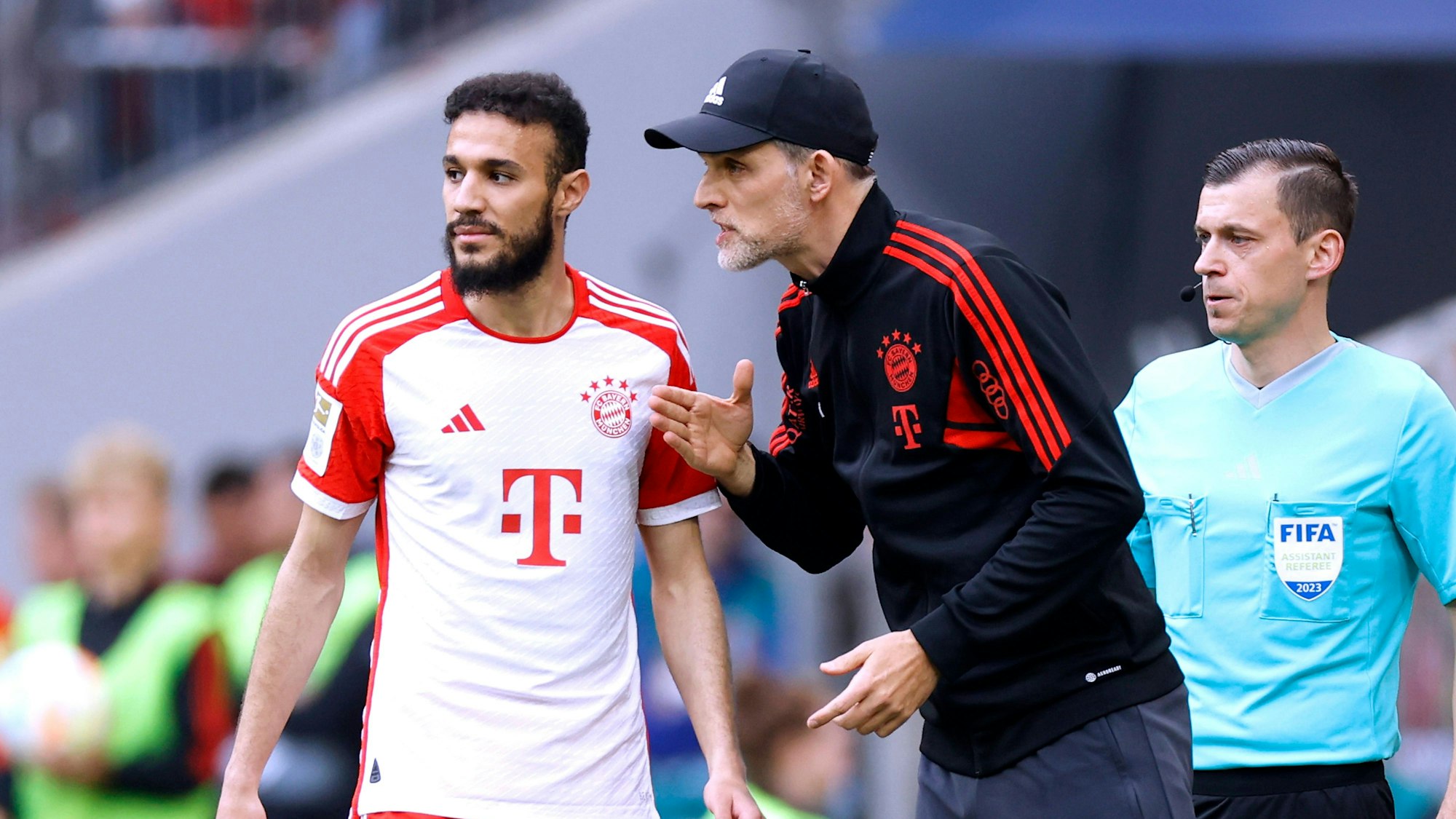 FCB-Trainer Thomas Tuchel und Bayern-Profi Noussair Mazraoui an der Seitenlinei.