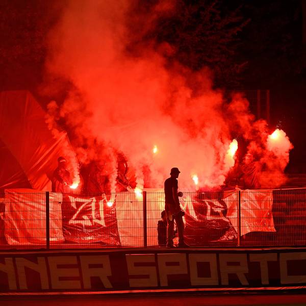 Die Fans des Bonner SC unterstützten ihre Mannschaft in Gladbach lautstark und auch farbenfroh.
