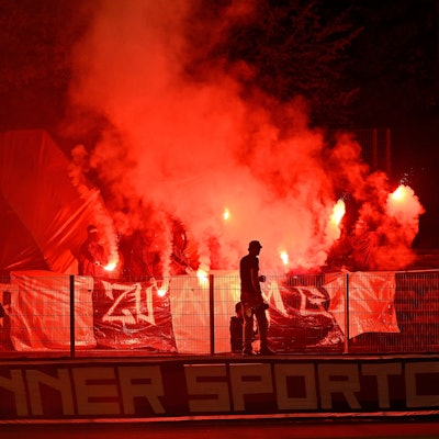 Die Fans des Bonner SC unterstützten ihre Mannschaft in Gladbach lautstark und auch farbenfroh.