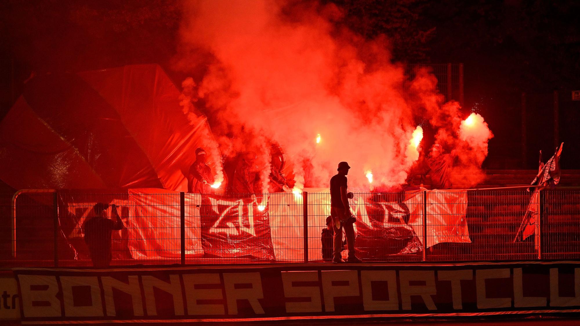 Die Fans des Bonner SC unterstützten ihre Mannschaft in Gladbach lautstark und auch farbenfroh.