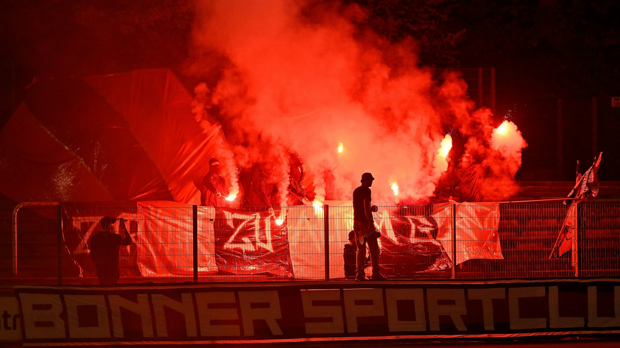 Die Fans des Bonner SC unterstützten ihre Mannschaft in Gladbach lautstark und auch farbenfroh.