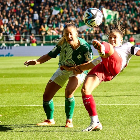 Zweikampf Maja Sternad SV Werder Bremen 11 , Lotta Cordes 1.FC Koeln 06 GER, SV Werder Bremen : 1.FC Koeln, Fussball, Frauen Bundesliga, 4.Spieltag, Spielzeit 2023/2024, 14.10.2023 GER, SV Werder Bremen : 1.FC Koeln, Fussball, Frauen Bundesliga, 4.Spieltag, Spielzeit 2023/2024, 14.10.2023 Bremen *** Duel Maja Sternad SV Werder Bremen 11 , Lotta Cordes 1 FC Koeln 06 GER, SV Werder Bremen 1 FC Koeln, Football, Womens Bundesliga, 4 Matchday, Season 2023 2024, 14 10 2023 GER, SV Werder Bremen 1 FC Koeln, Football, Womens Bundesliga, 4 Matchday, Season 2023 2024, 14 10 2023 Bremen Copyright: xEibner-Pressefoto/xStephaniexZerx EP_SZE