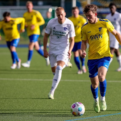 Ein Nümbrechter läuft mit dem Ball am Fuß als den Betrachter zu.