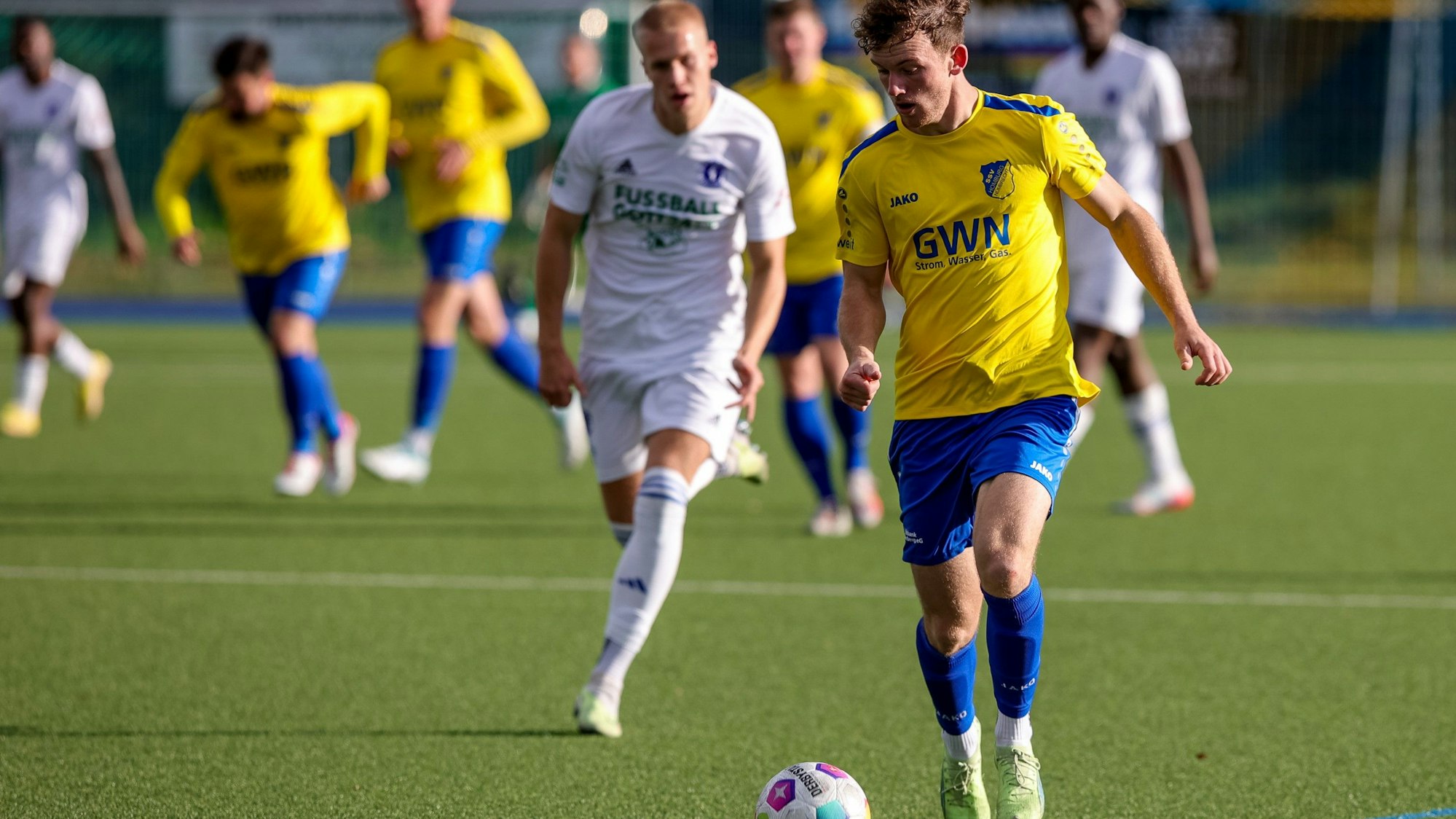 Ein Nümbrechter läuft mit dem Ball am Fuß als den Betrachter zu.