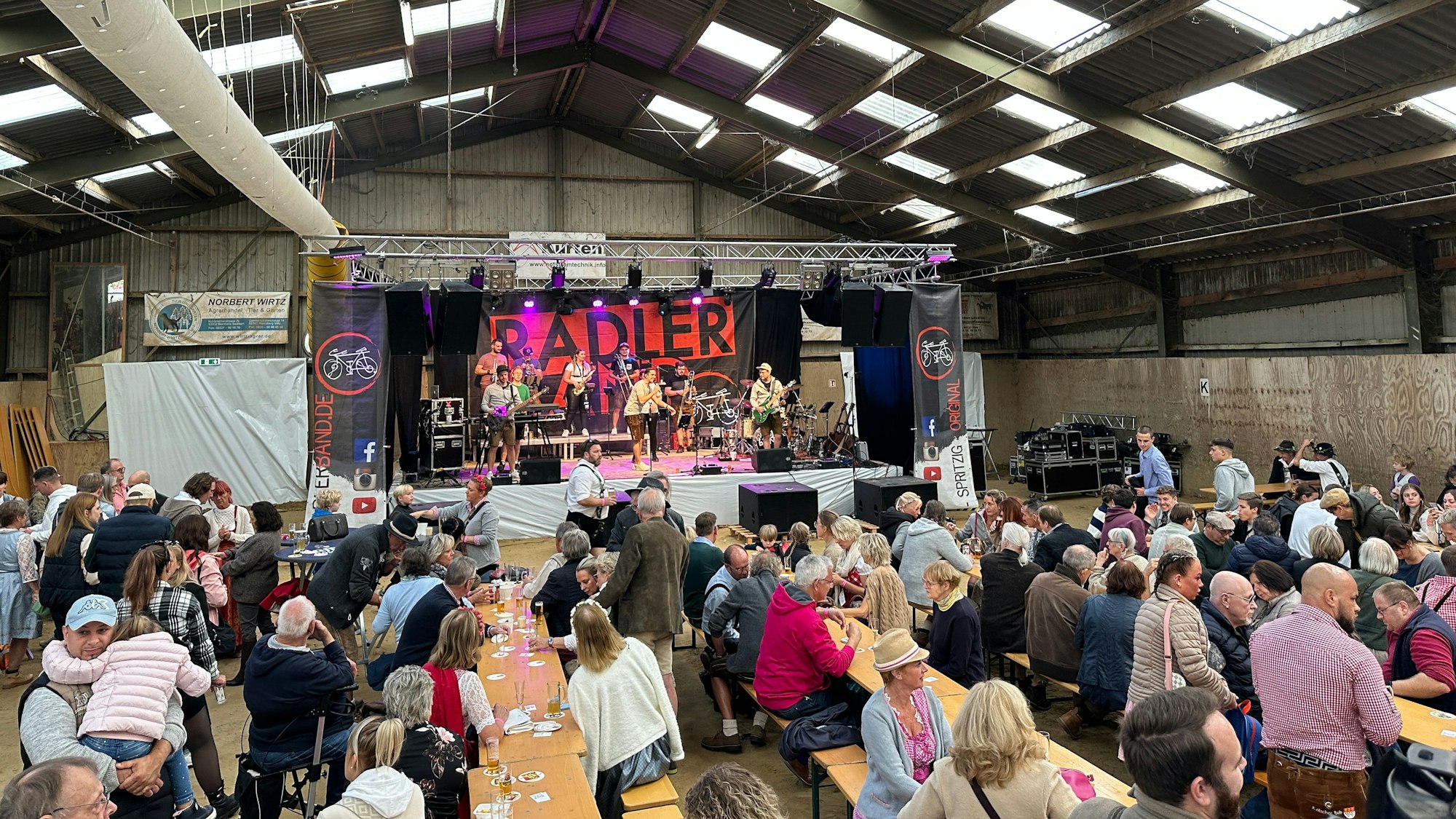 In der Scheune wurde mit der Radlerband gefeiert.