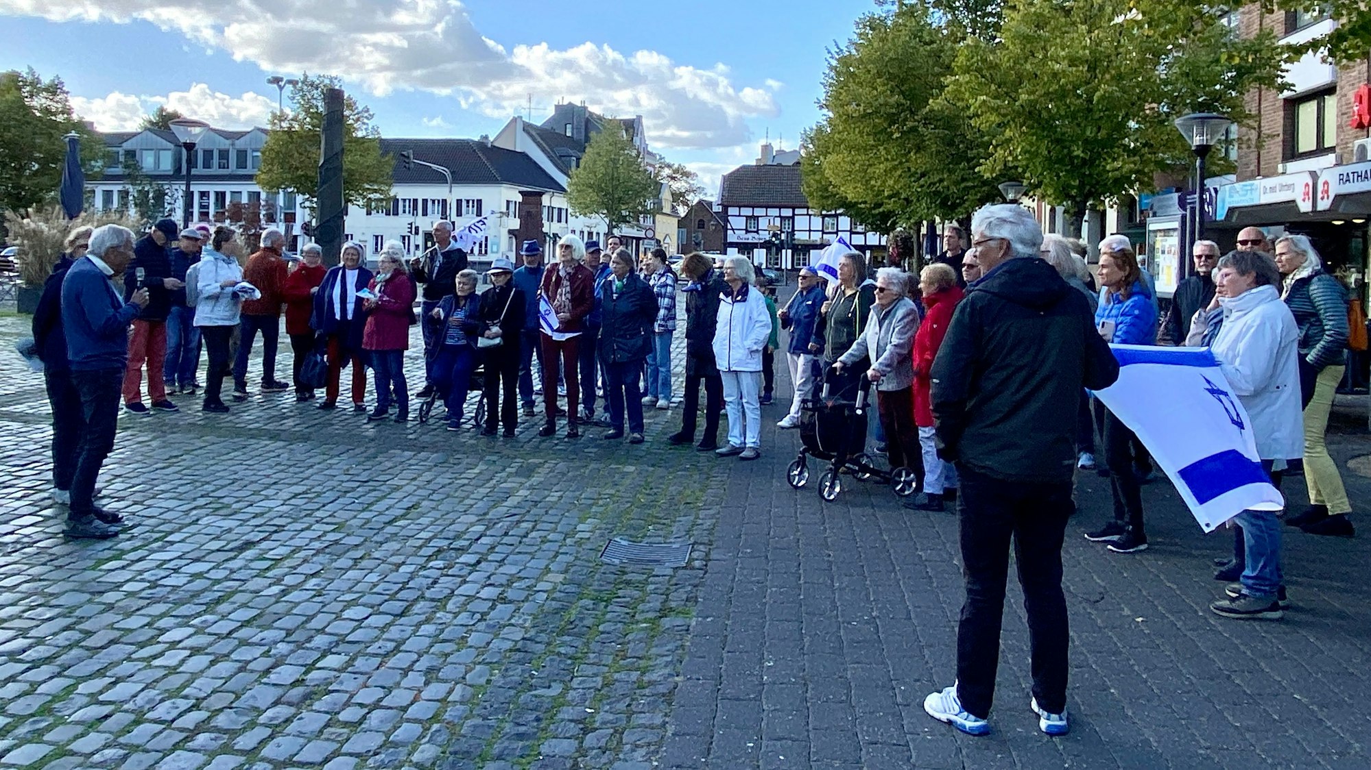 Auf dem Bild sind rund fünfzig Menschen zu sehen, die für Israel demonstrieren