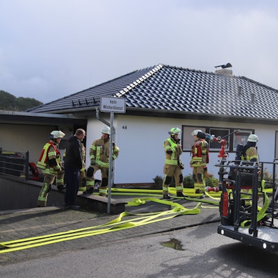 In einem Einfamilienhaus an der Straße Klosterberg hat es aus einem Loch im Kamin heraus gebrannt, das Feuer begann, sich im Spitzboden auszubreiten. Die Freiwillige Feuerwehr konnte schnell löschen.