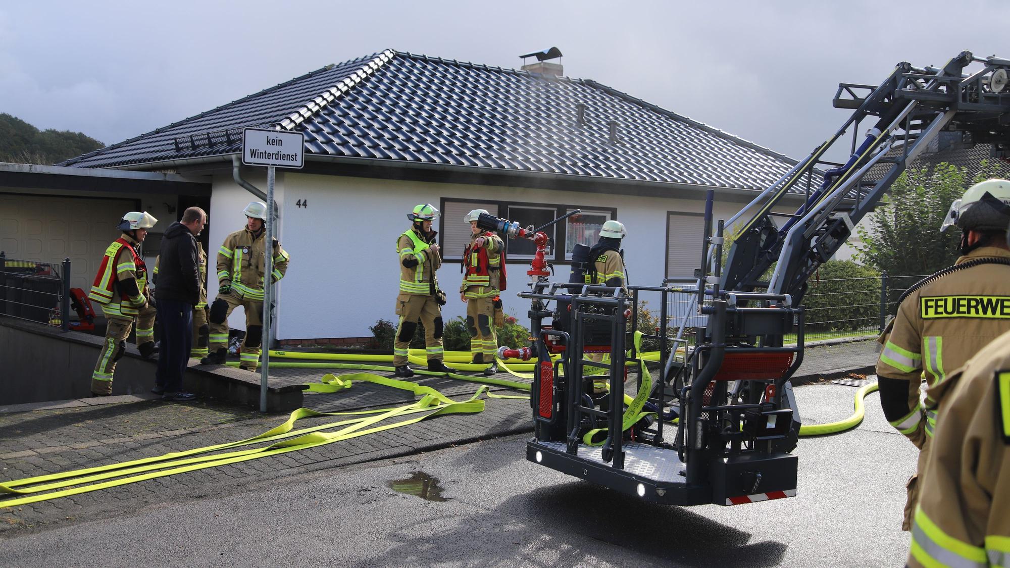 In einem Einfamilienhaus an der Straße Klosterberg hat es aus einem Loch im Kamin heraus gebrannt, das Feuer begann, sich im Spitzboden auszubreiten. Die Freiwillige Feuerwehr konnte schnell löschen.